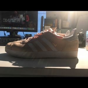 PRICE FLEXIBLE pink suede adidas gazelles